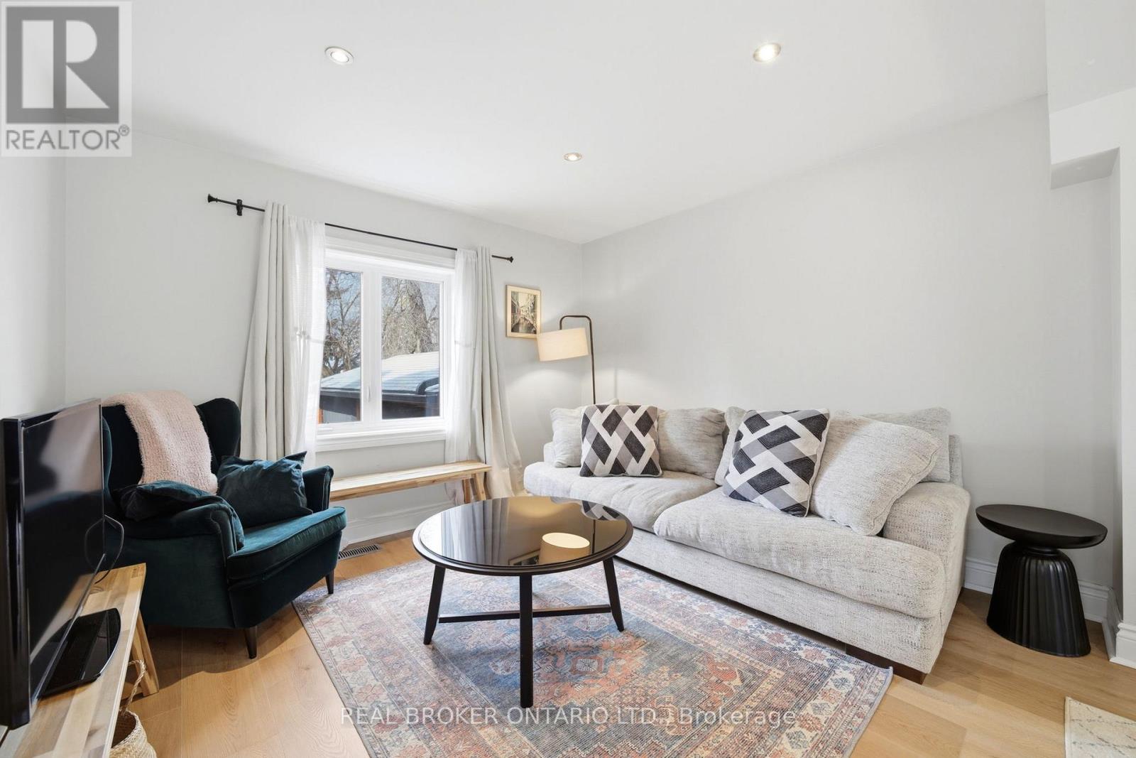 Upper - 24 Glenburn Avenue, Toronto, Ontario  M4B 2X2 - Photo 3 - E12943736