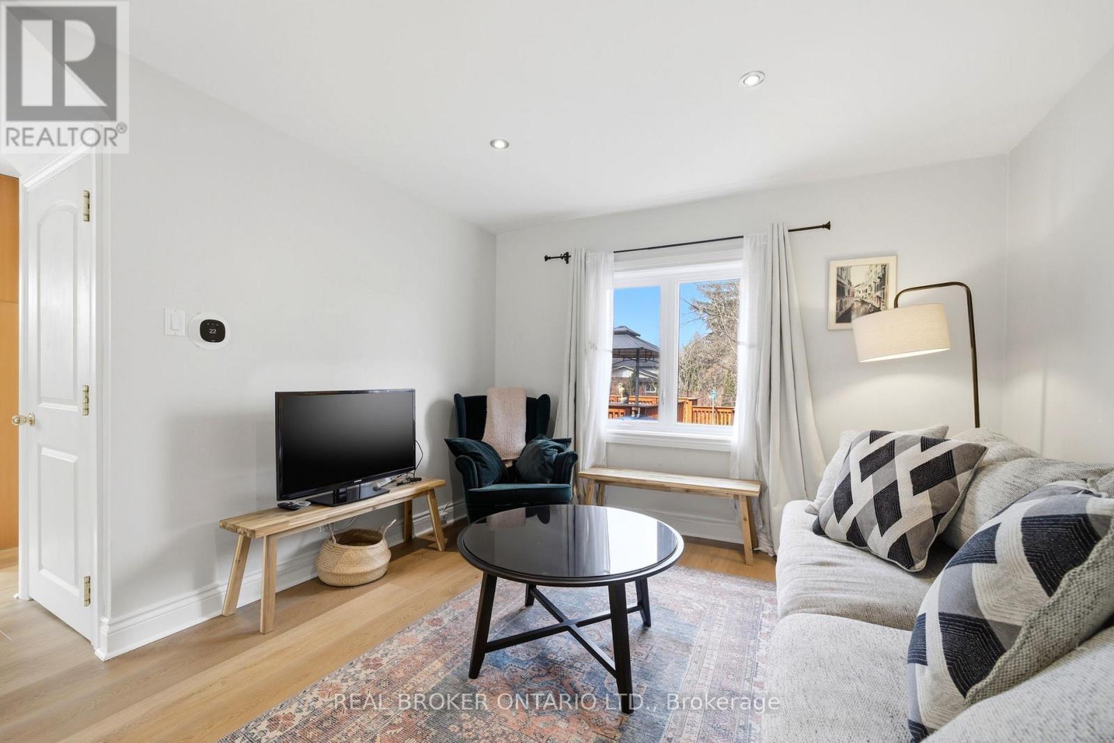 Upper - 24 Glenburn Avenue, Toronto, Ontario  M4B 2X2 - Photo 4 - E12943736