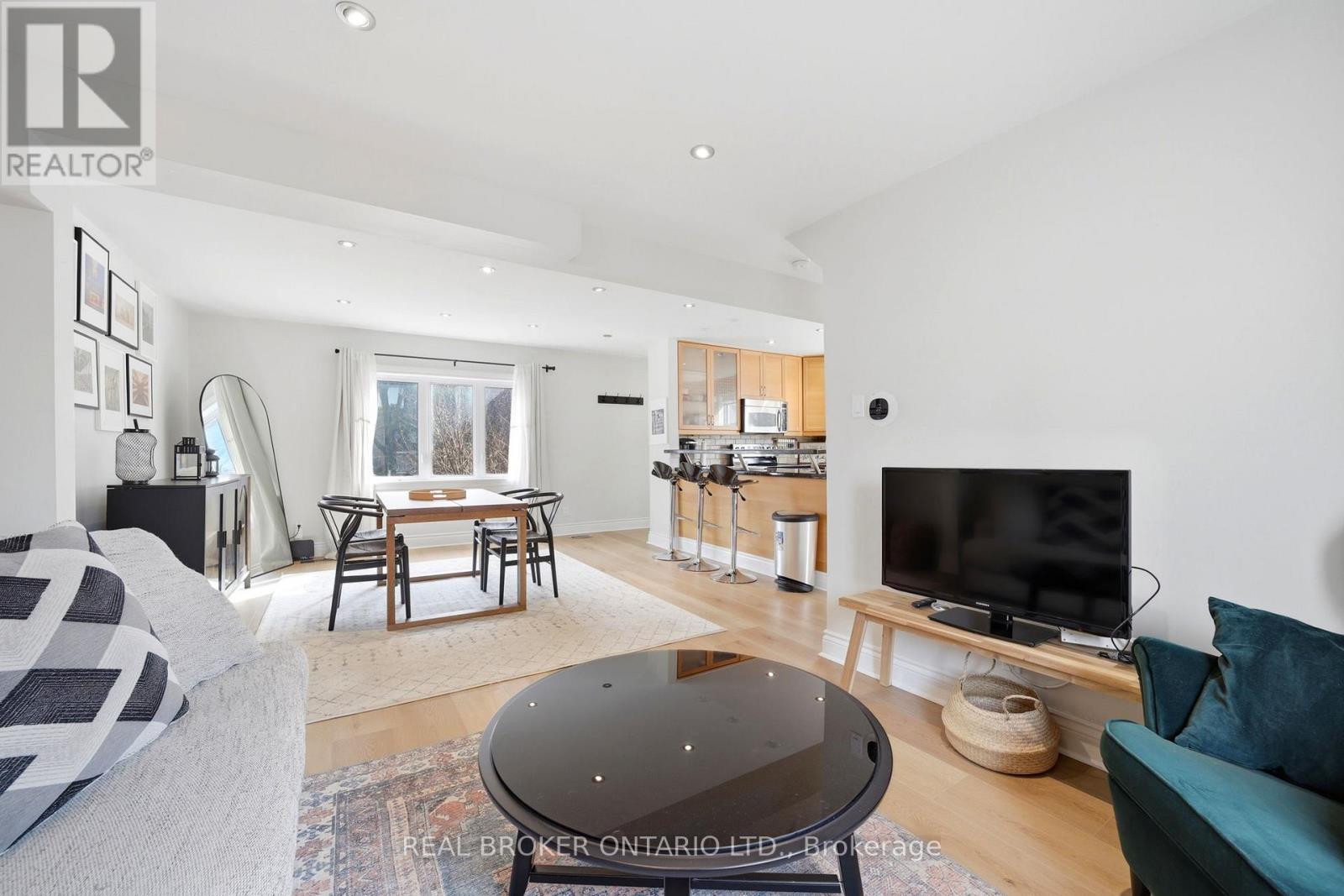 Upper - 24 Glenburn Avenue, Toronto, Ontario  M4B 2X2 - Photo 5 - E12943736