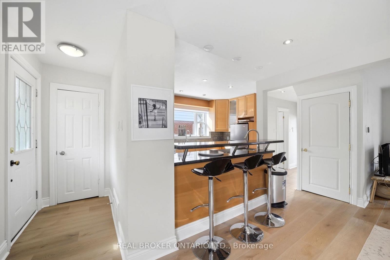 Upper - 24 Glenburn Avenue, Toronto, Ontario  M4B 2X2 - Photo 6 - E12943736