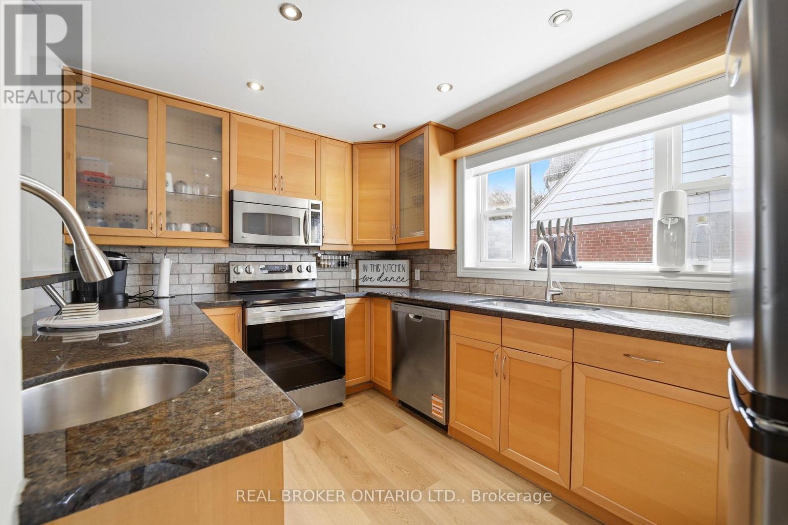 Upper - 24 Glenburn Avenue, Toronto, Ontario  M4B 2X2 - Photo 7 - E12943736