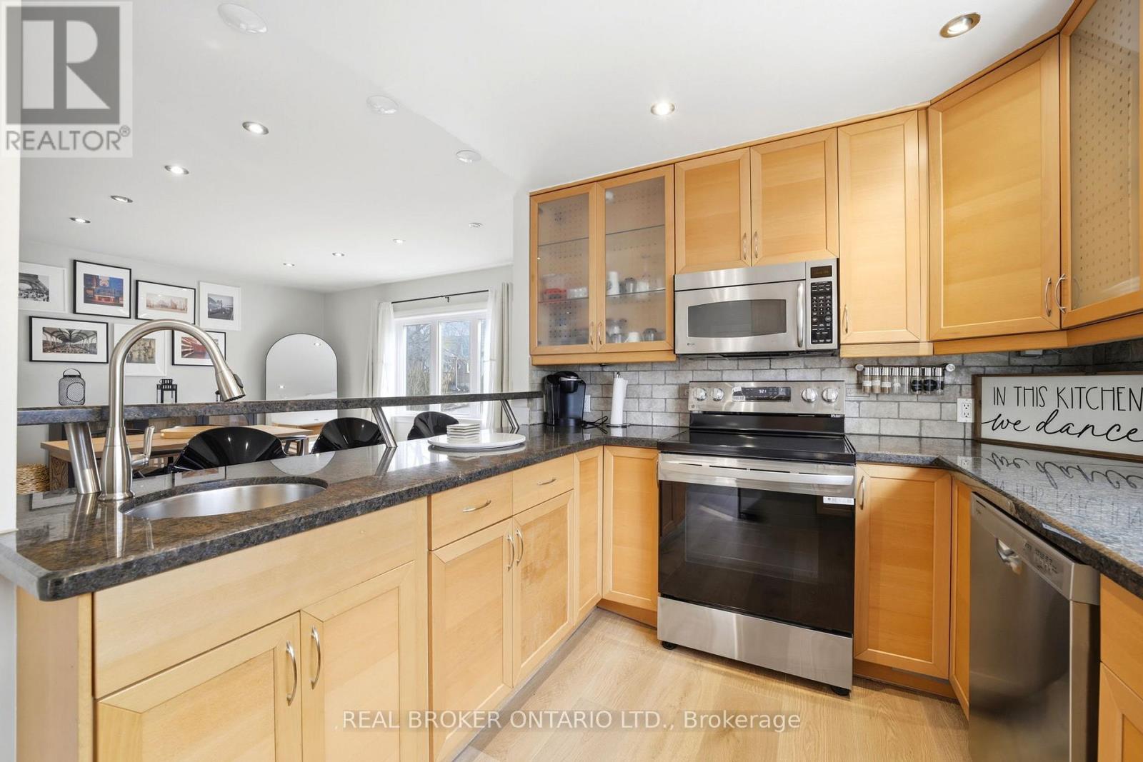 Upper - 24 Glenburn Avenue, Toronto, Ontario  M4B 2X2 - Photo 8 - E12943736