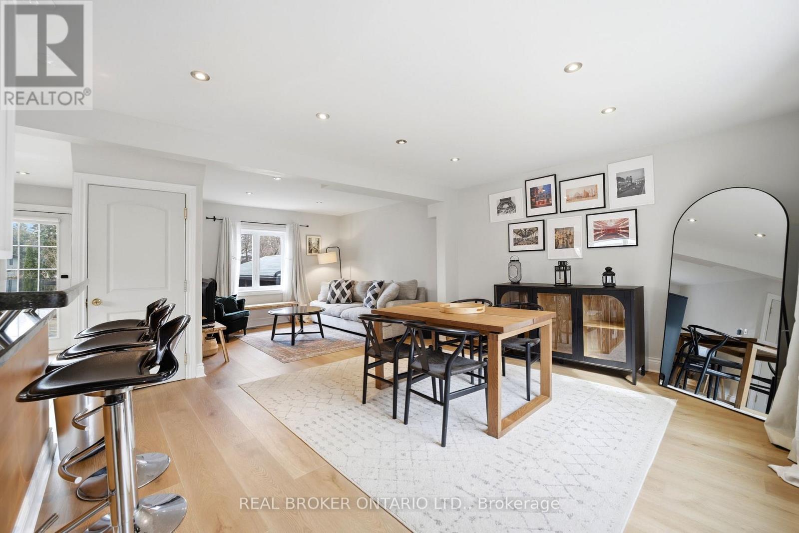 Upper - 24 Glenburn Avenue, Toronto, Ontario  M4B 2X2 - Photo 9 - E12943736