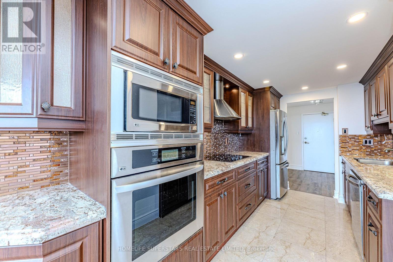 1005 - 7 Townsgate Drive, Vaughan, Ontario  L4J 7Z9 - Photo 8 - N12943366