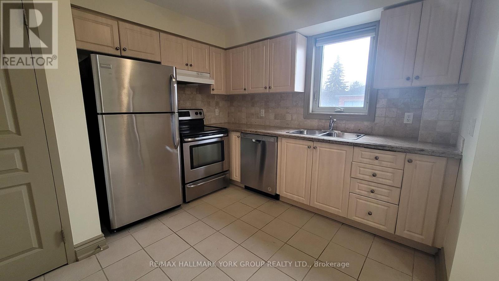 301 - 15565 Yonge Street, Aurora, Ontario  L4G 1P3 - Photo 2 - N12943758