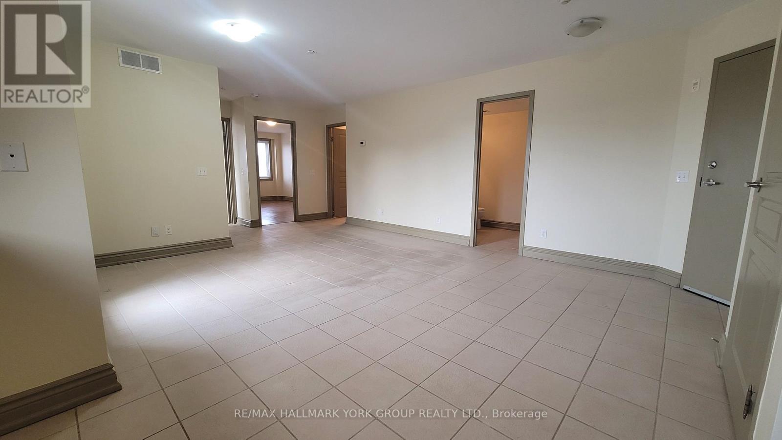 301 - 15565 Yonge Street, Aurora, Ontario  L4G 1P3 - Photo 4 - N12943758