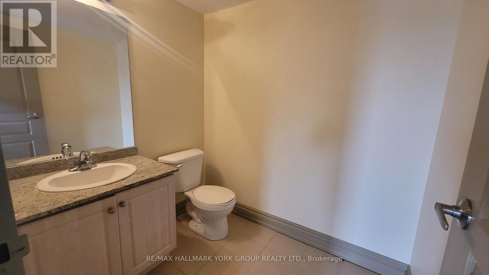 301 - 15565 Yonge Street, Aurora, Ontario  L4G 1P3 - Photo 5 - N12943758