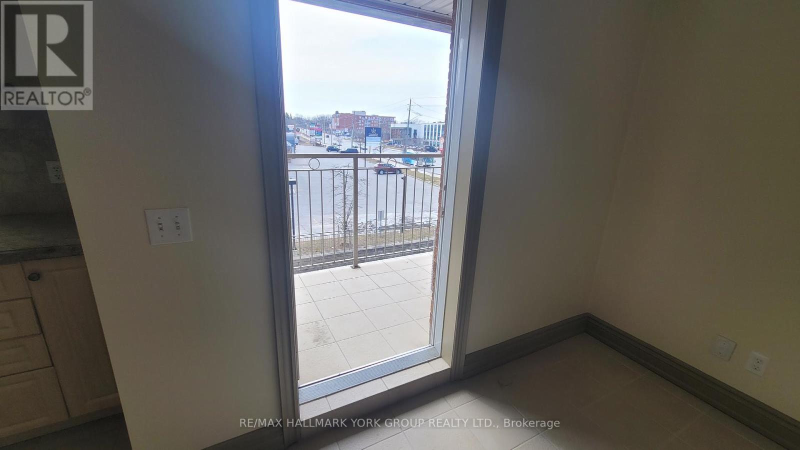 301 - 15565 Yonge Street, Aurora, Ontario  L4G 1P3 - Photo 7 - N12943758