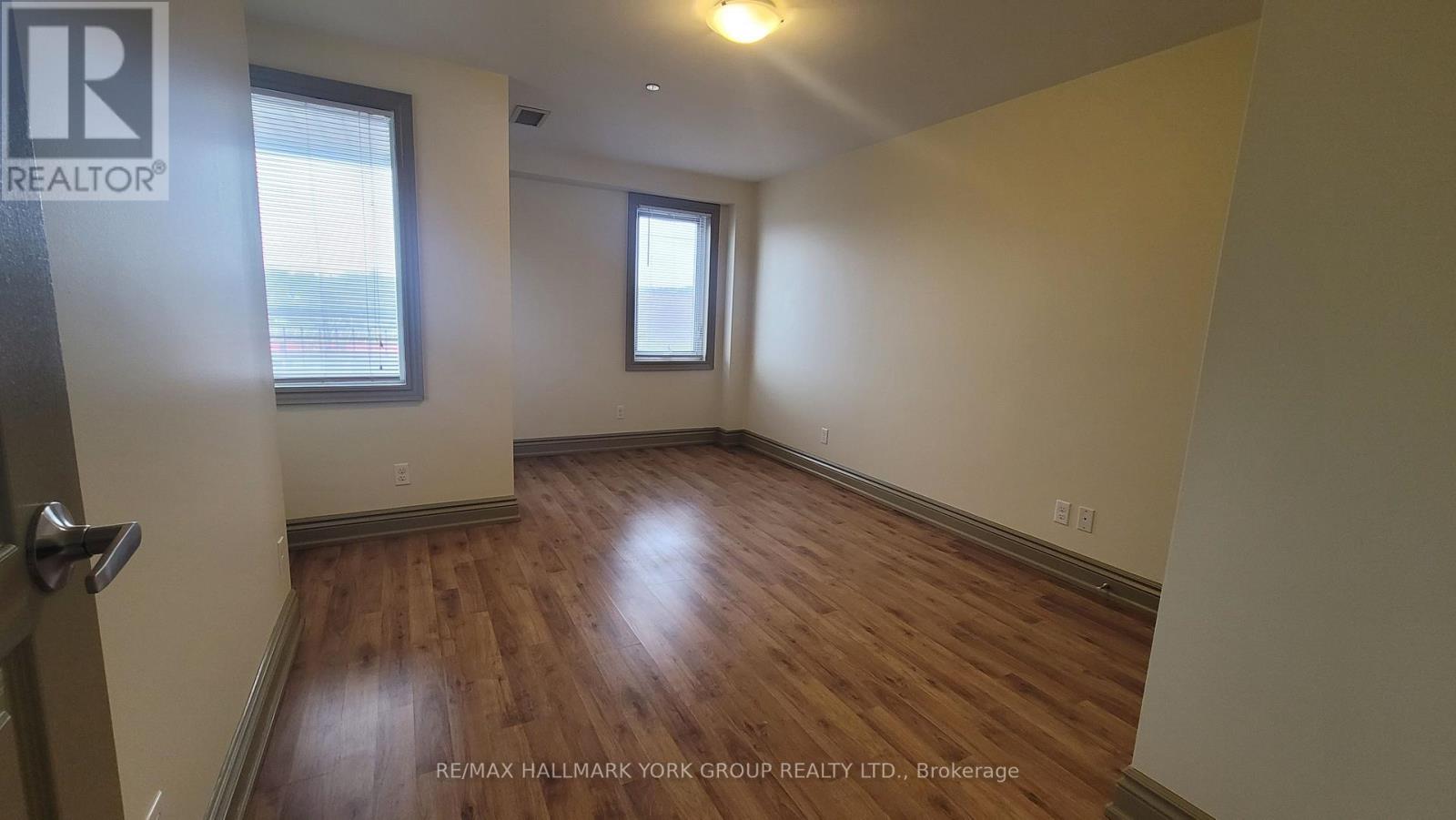 301 - 15565 Yonge Street, Aurora, Ontario  L4G 1P3 - Photo 8 - N12943758