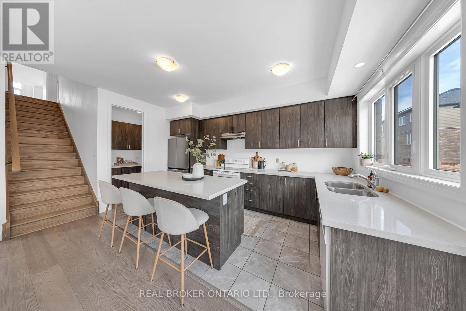 48 Barnyard Trail, Barrie, Ontario  L9J 0C2 - Photo 16 - S12943690