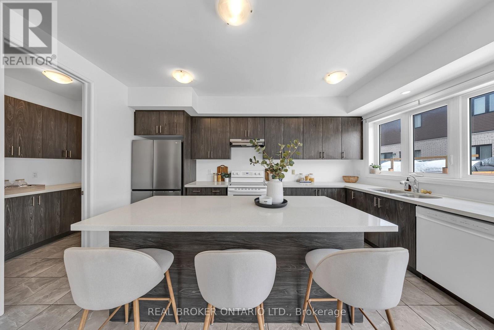 48 Barnyard Trail, Barrie, Ontario  L9J 0C2 - Photo 17 - S12943690