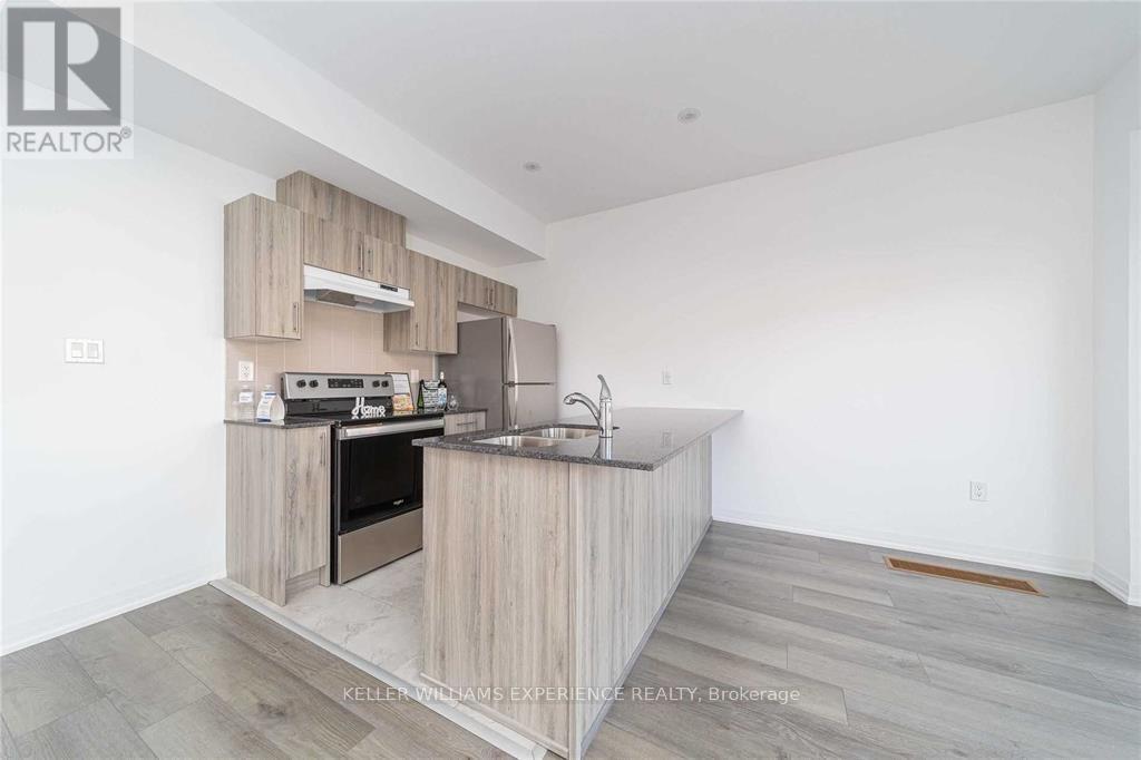 32 Fairlane Avenue, Barrie (Painswick North), Ontario  L9J 0M9 - Photo 4 - S12943706