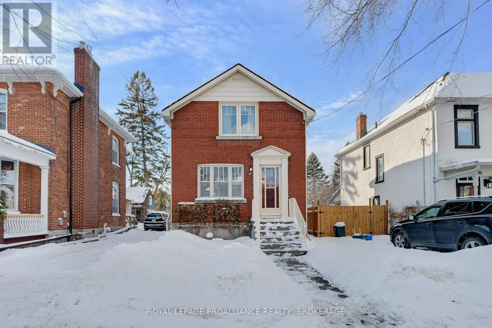 32 Livingston Avenue, Kingston, Ontario  K7L 4L2 - Photo 1 - X12943822