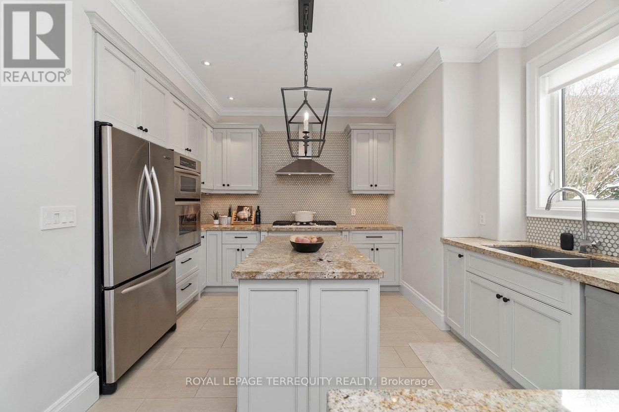 12 Elliott Avenue, Toronto, Ontario  M8X 2P8 - Photo 15 - W12943316