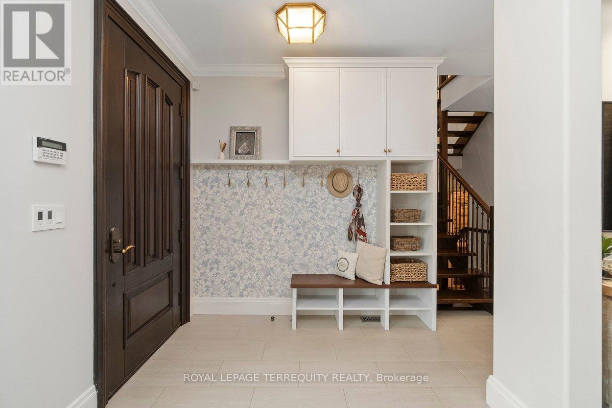 12 Elliott Avenue, Toronto, Ontario  M8X 2P8 - Photo 6 - W12943316