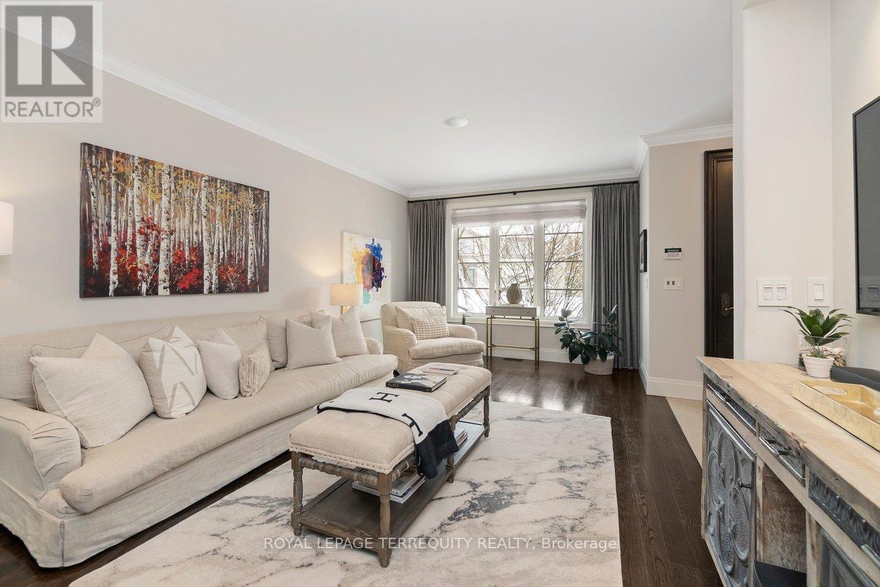 12 Elliott Avenue, Toronto, Ontario  M8X 2P8 - Photo 8 - W12943316