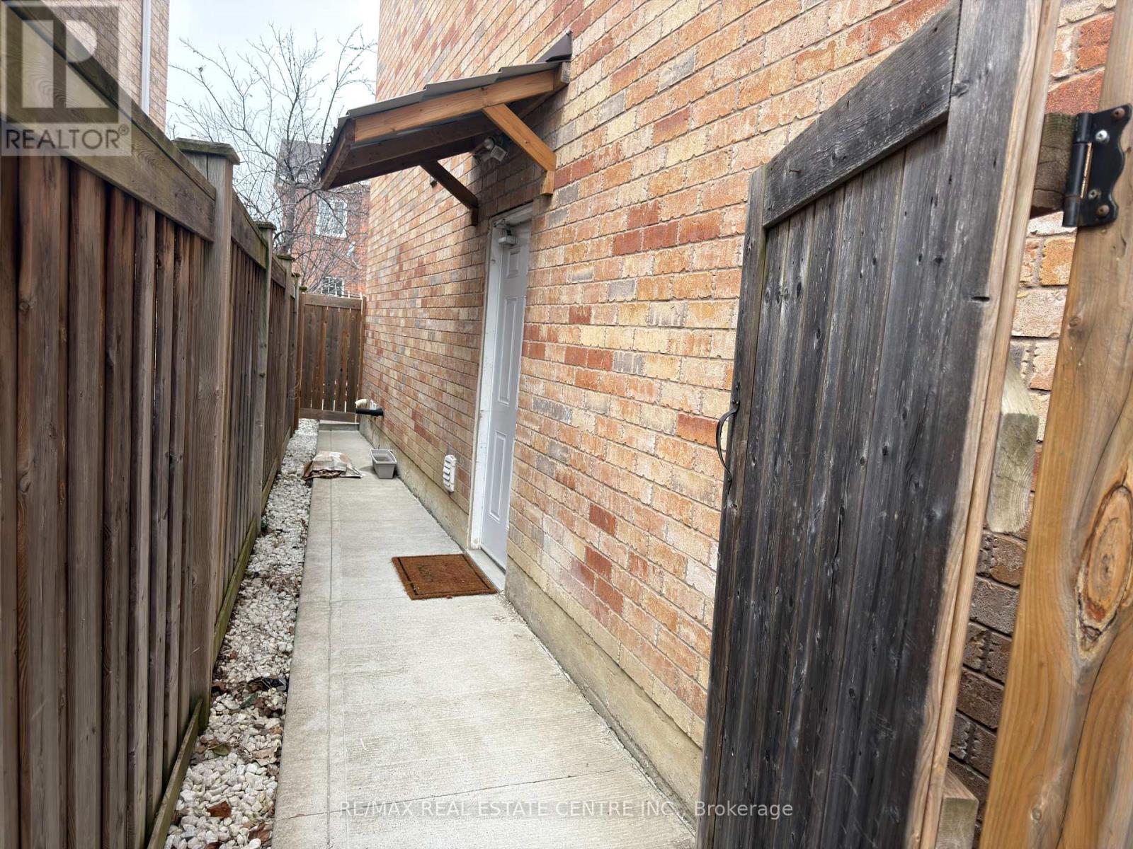 4325 Guildwood Way, Mississauga, Ontario  L5R 0A7 - Photo 2 - W12943436