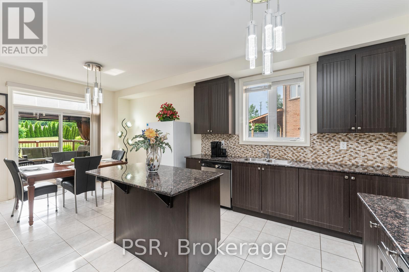 12 Danfield Court, Brampton, Ontario  L6Y 2X9 - Photo 9 - W12943458