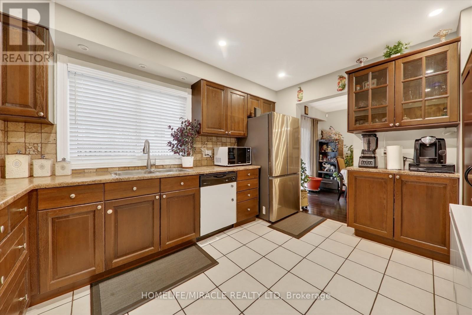 113 Fanshawe Drive, Brampton, Ontario  L6Z 1A8 - Photo 12 - W12943568