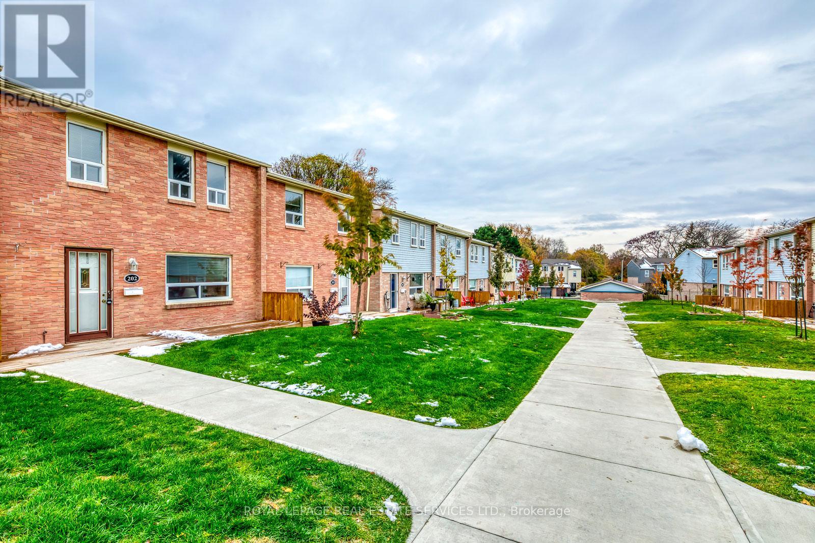 202 - 1055 Shawnmarr Road, Mississauga, Ontario  L5H 3V2 - Photo 3 - W12943570