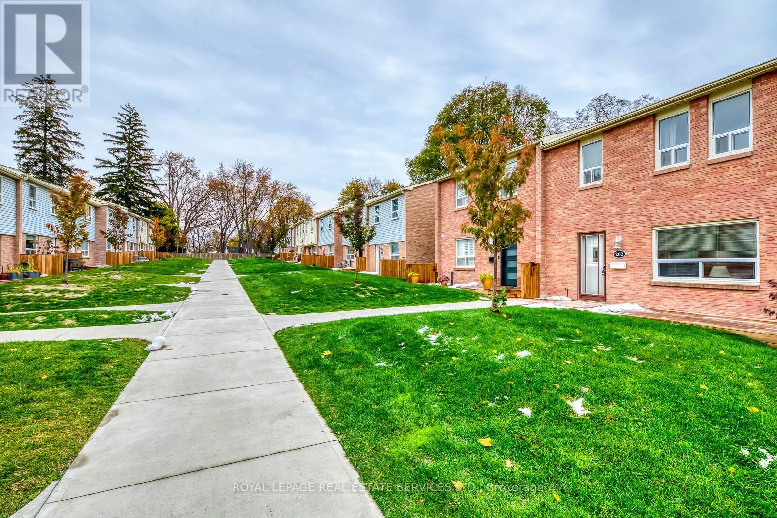 202 - 1055 Shawnmarr Road, Mississauga, Ontario  L5H 3V2 - Photo 4 - W12943570