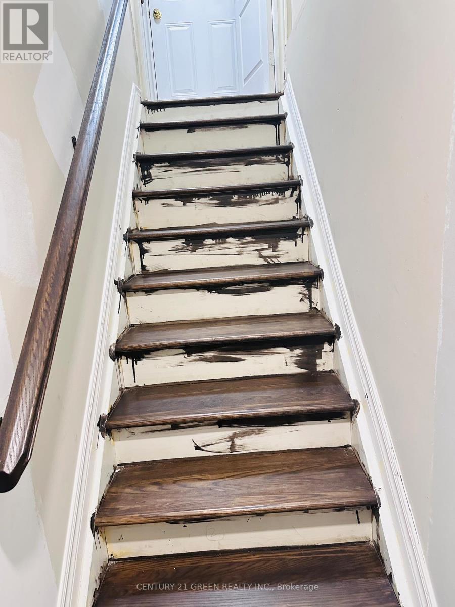 658 Coach Drive, Mississauga, Ontario  L5R 0C5 - Photo 2 - W12943678