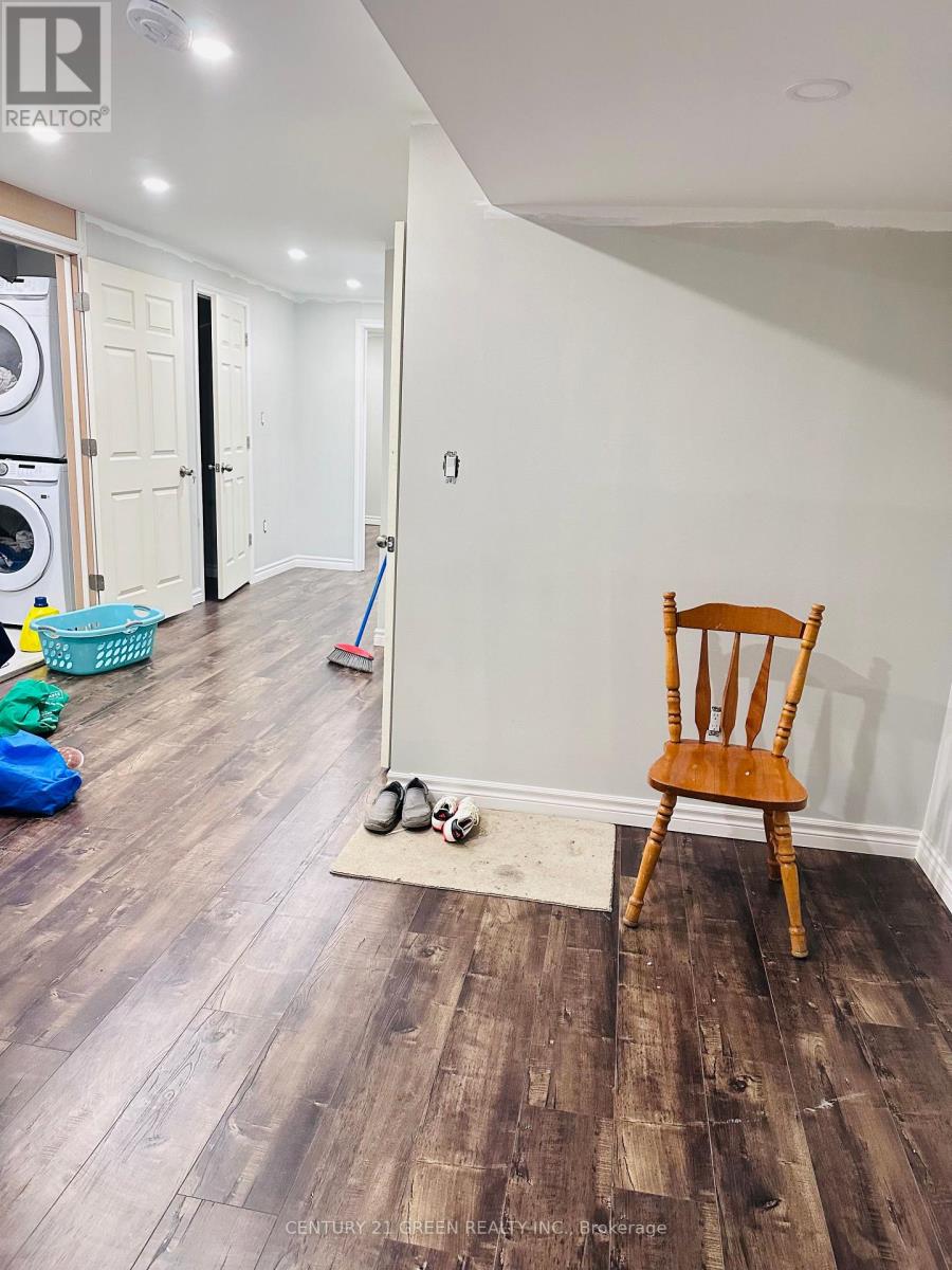 658 Coach Drive, Mississauga, Ontario  L5R 0C5 - Photo 3 - W12943678