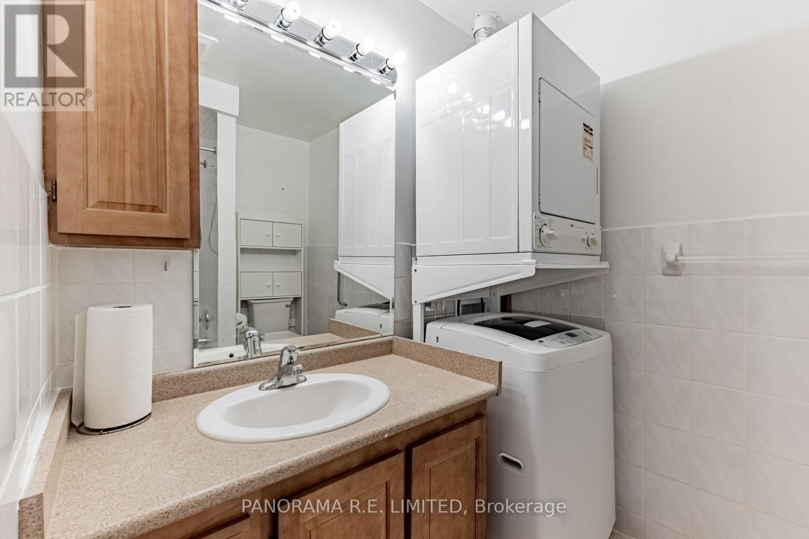 53 Vanguard Drive, Toronto (Islington-City Centre West), Ontario  M9B 5E8 - Photo 17 - W12943698