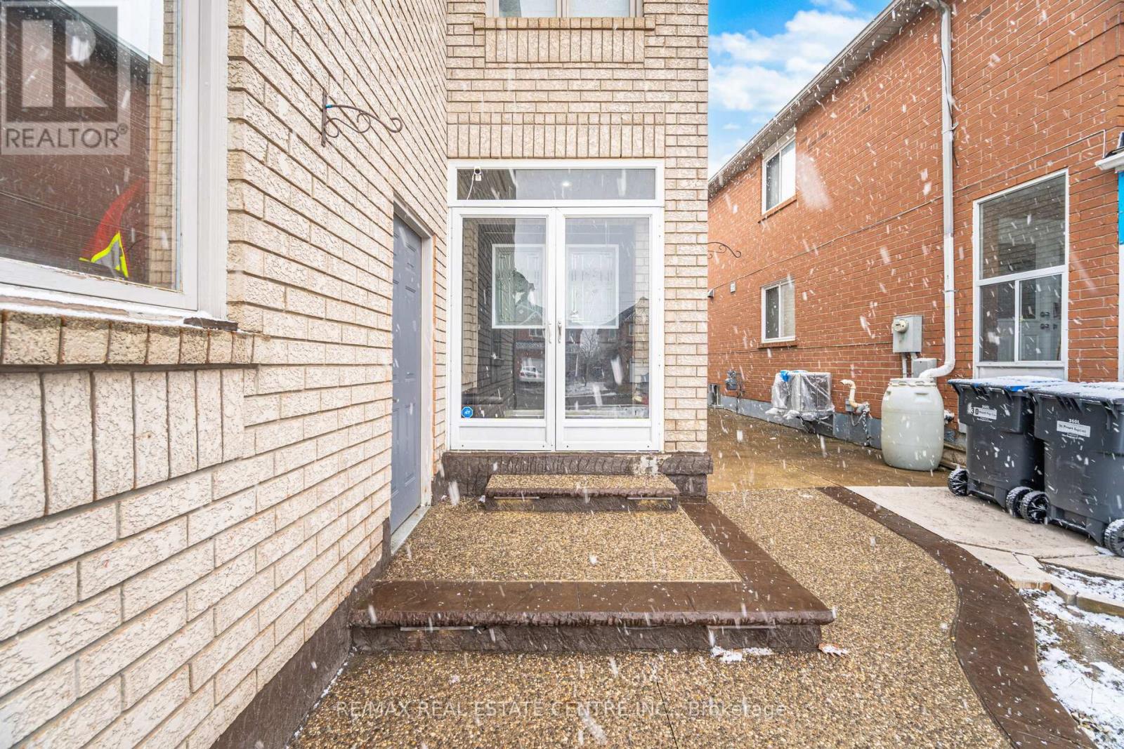 28 Mount Fuji Crescent, Brampton, Ontario  L6R 2L3 - Photo 5 - W12943700