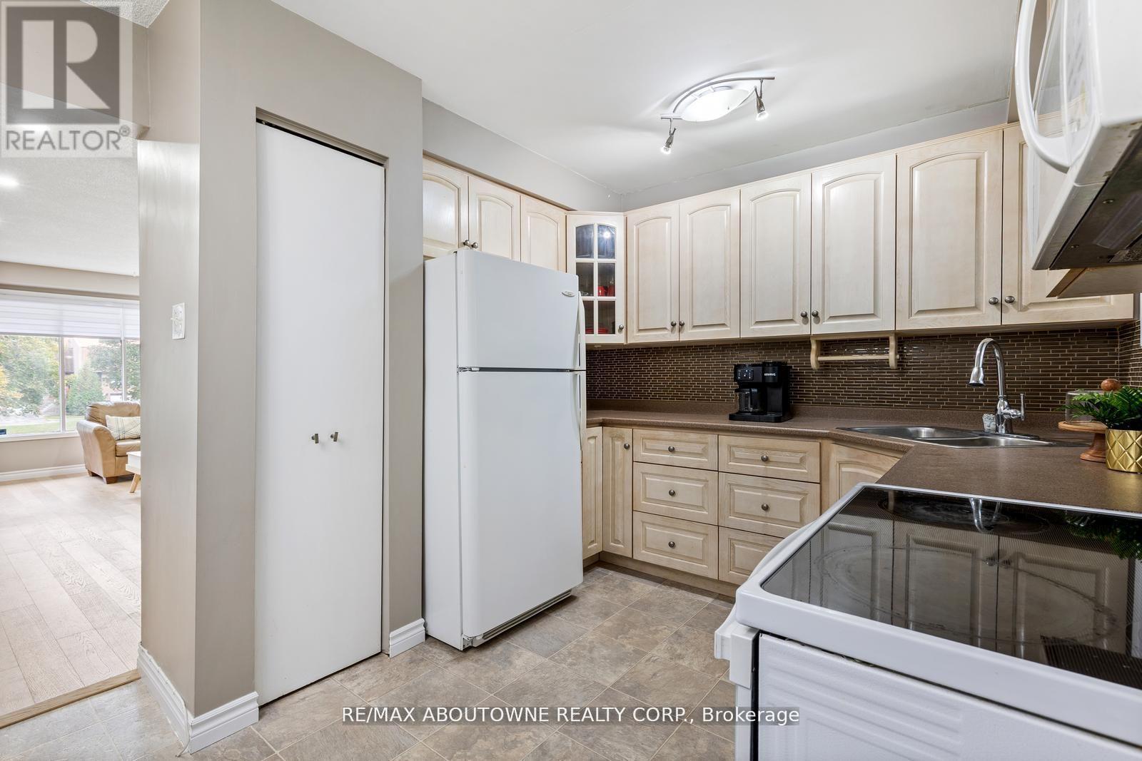 48 - 49 Cedarwoods Crescent, Kitchener, Ontario  N2C 2L1 - Photo 14 - X12943438