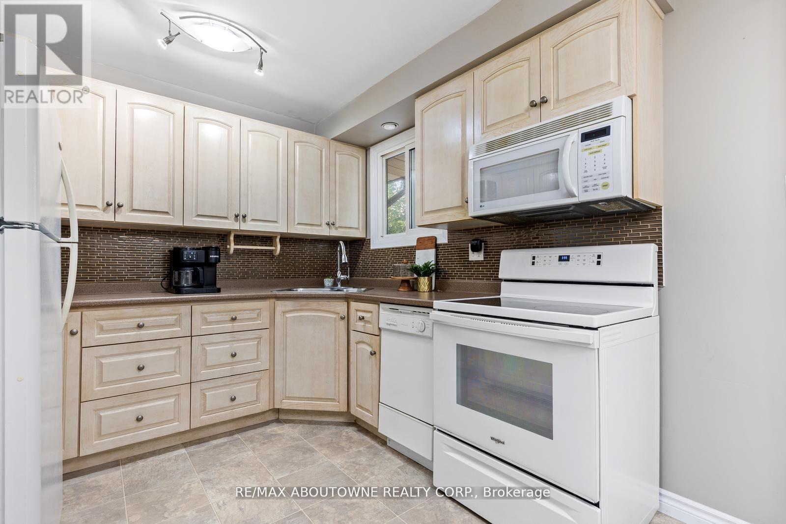 48 - 49 Cedarwoods Crescent, Kitchener, Ontario  N2C 2L1 - Photo 15 - X12943438