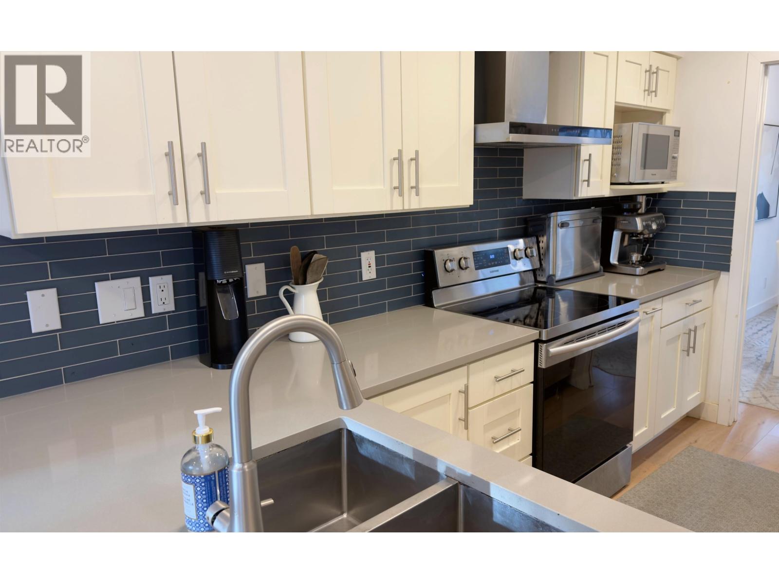 10 2118 EASTERN AVENUE, North Vancouver, British Columbia