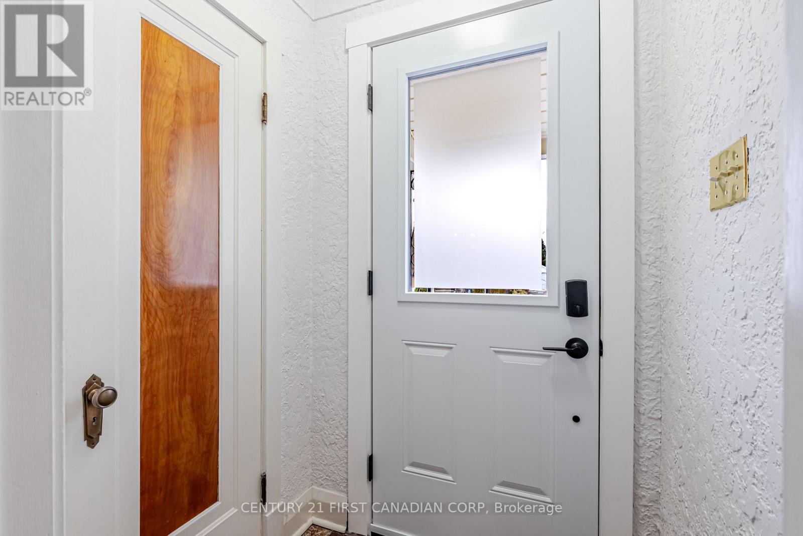 108 Myrtle Street, St. Thomas, Ontario  N5R 2G3 - Photo 11 - X12943844