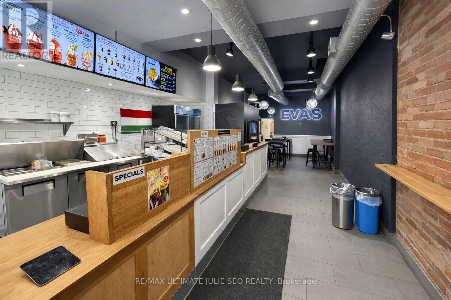 454 Bloor Street W, Toronto, Ontario  M5S 1X8 - Photo 2 - C12943872