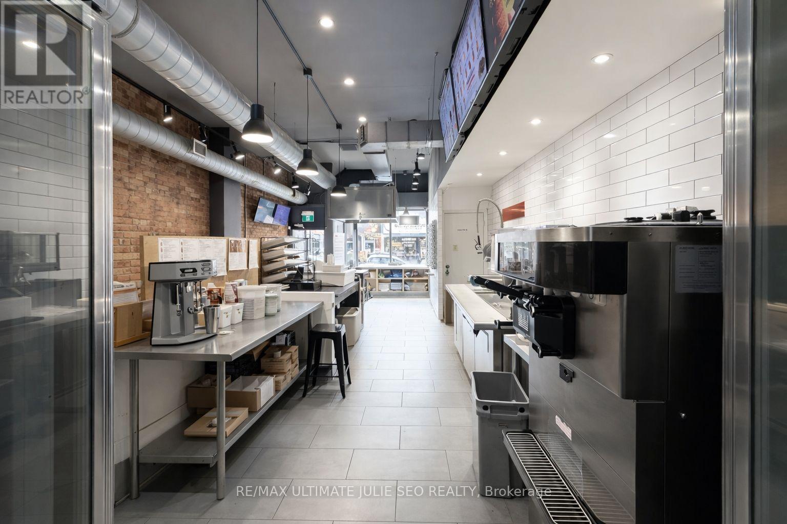 454 Bloor Street W, Toronto, Ontario  M5S 1X8 - Photo 5 - C12943872
