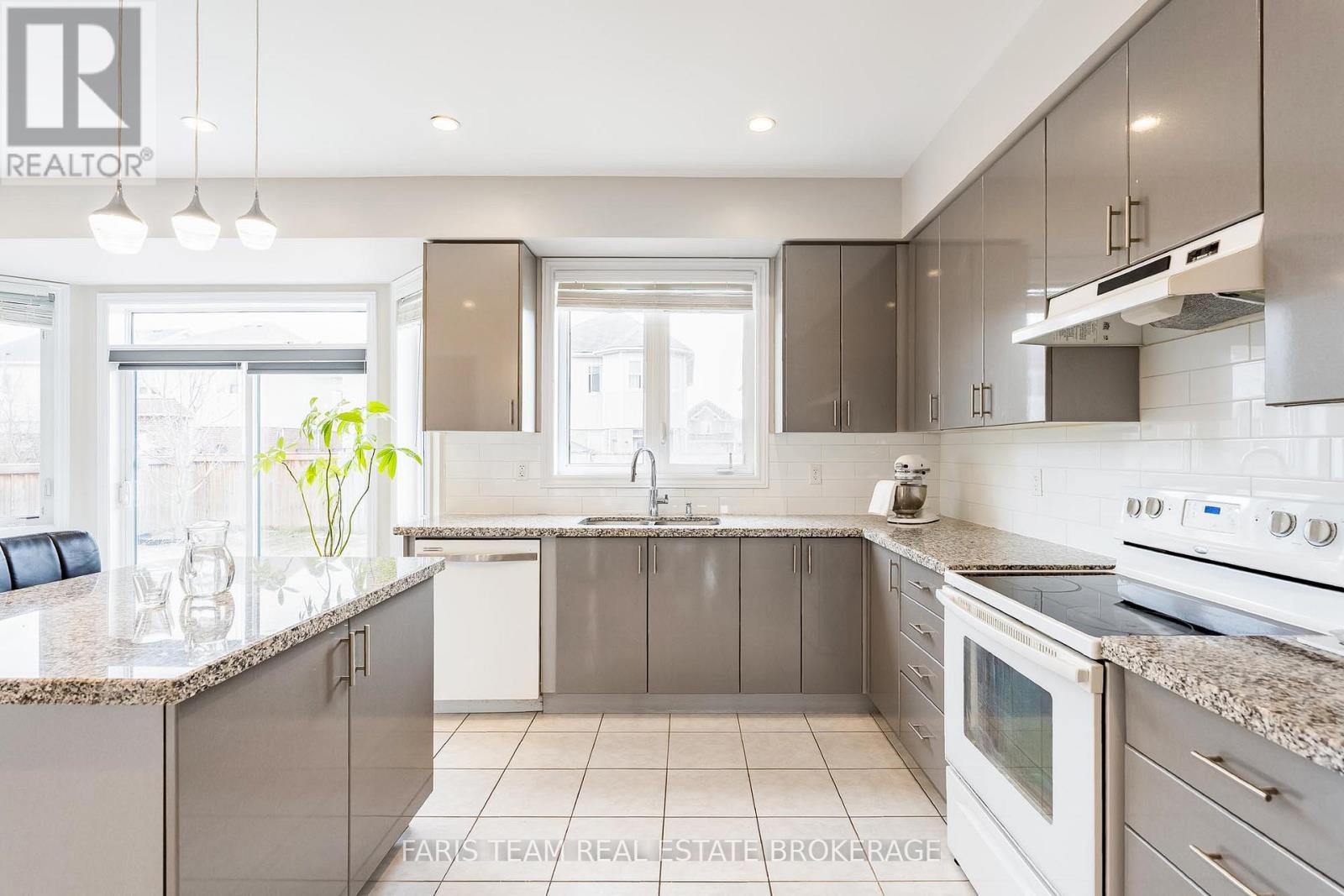 111 Latimer Avenue, Essa, Ontario  L3W 0N1 - Photo 6 - N12943946