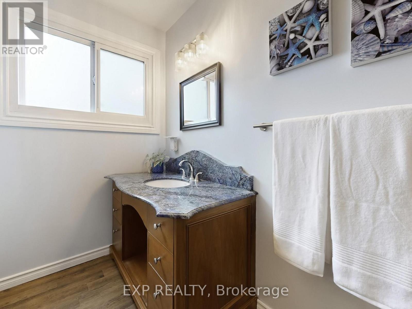 10384 Ravenshoe Road, Georgina, Ontario  L0C 1L0 - Photo 24 - N12944136