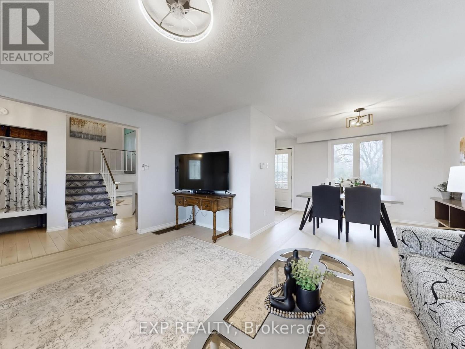 10384 Ravenshoe Road, Georgina, Ontario  L0C 1L0 - Photo 7 - N12944136