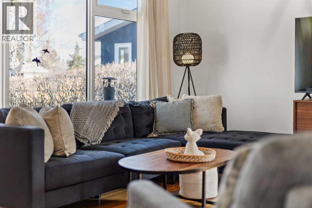 379 Westwood Drive Sw, Calgary, Alberta  T3C 2W5 - Photo 7 - A2291270