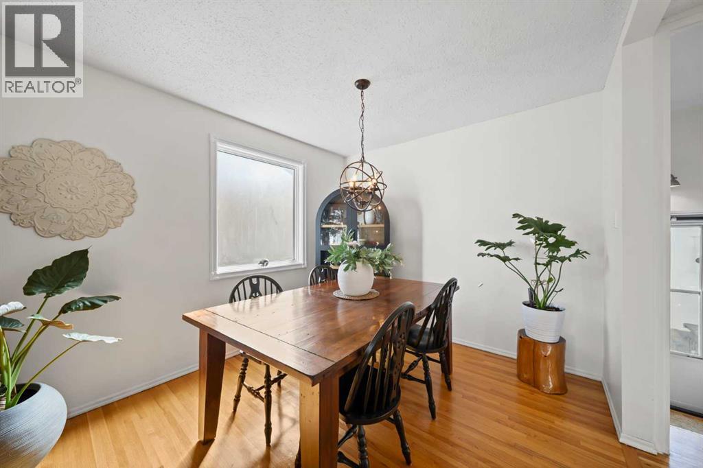 379 Westwood Drive Sw, Calgary, Alberta  T3C 2W5 - Photo 8 - A2291270