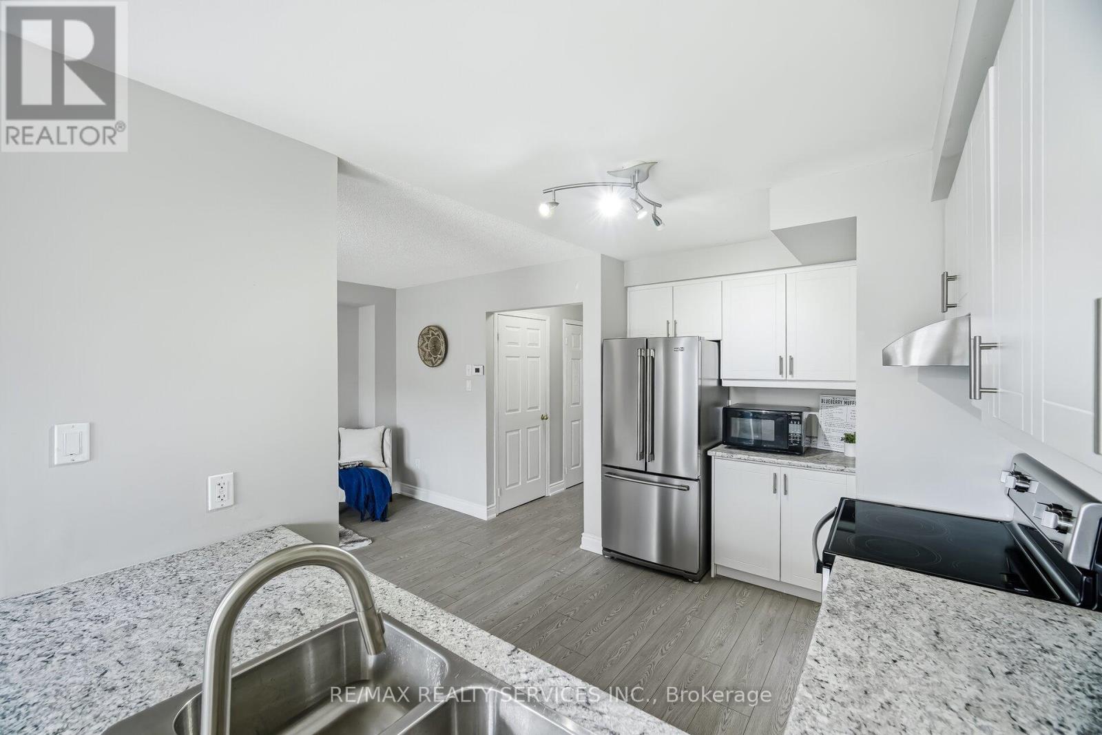 20 Mossgrove Crescent, Brampton, Ontario  L7A 1R1 - Photo 9 - W12943856