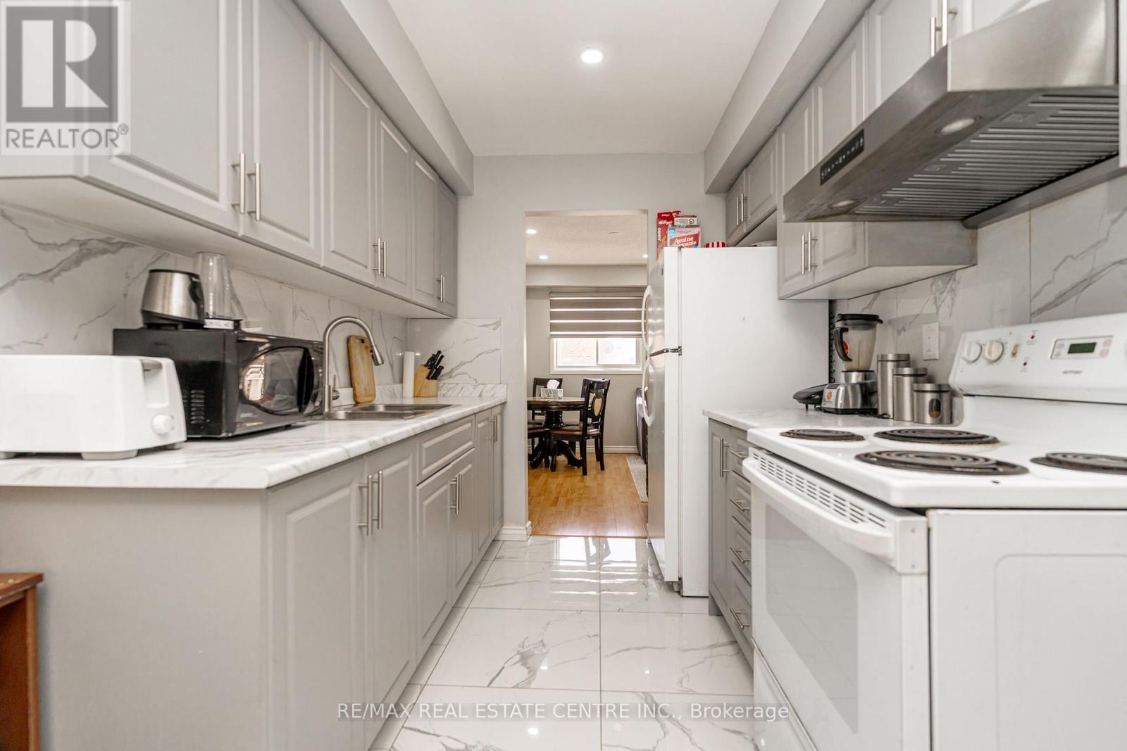 28 Silverstream Road, Brampton, Ontario  L6Z 3W5 - Photo 12 - W12943874