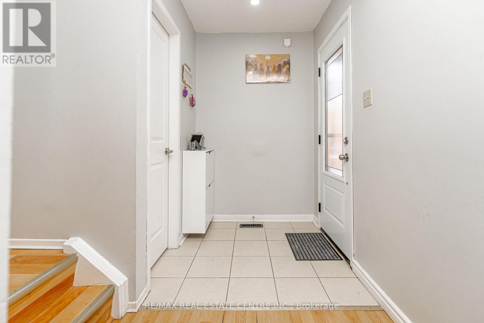 28 Silverstream Road, Brampton, Ontario  L6Z 3W5 - Photo 3 - W12943874