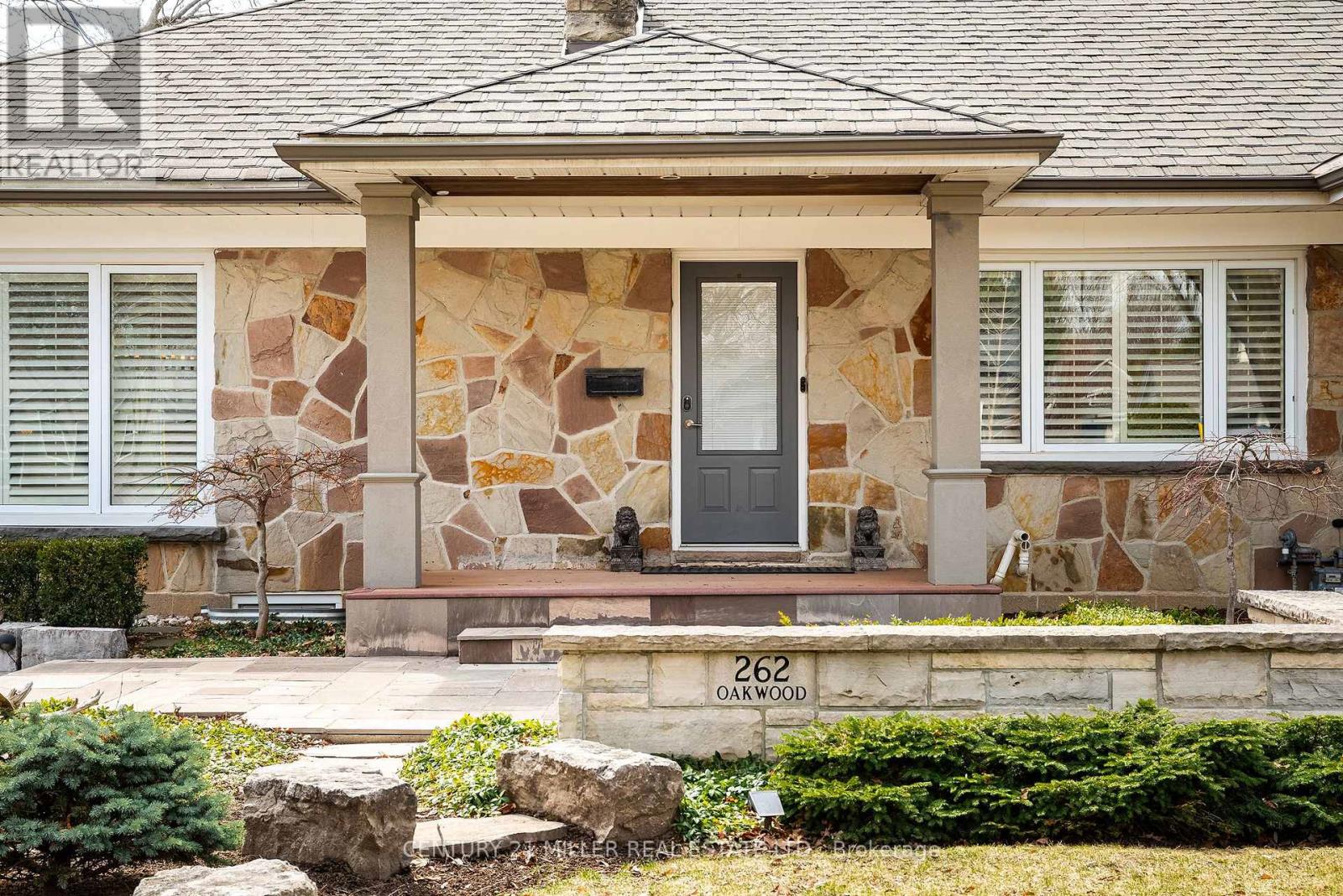 262 Oakwood Crescent, Oakville, Ontario  L6K 3M8 - Photo 5 - W12943912