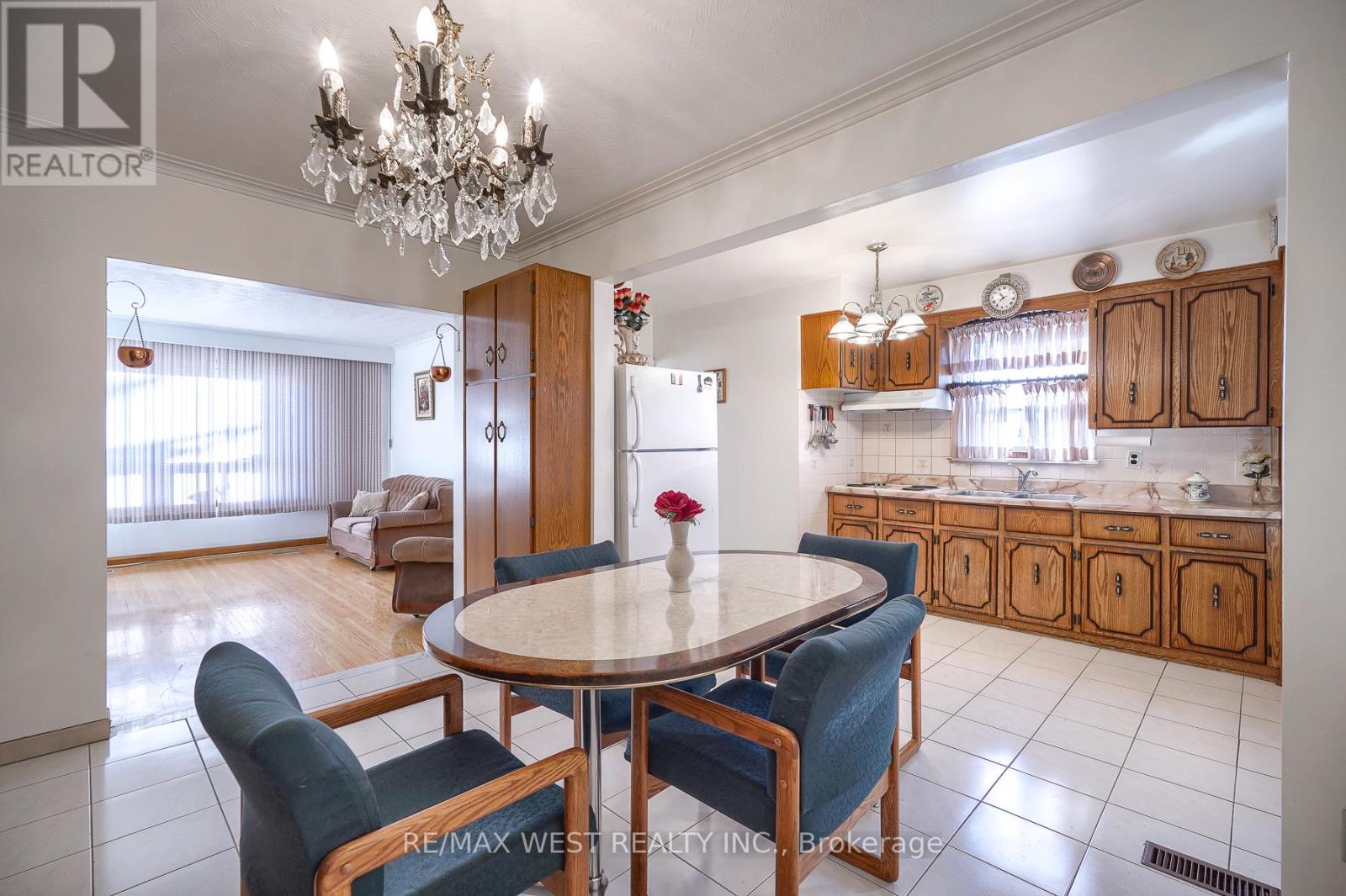 6 Dalrymple Drive, Toronto, Ontario  M6N 4S3 - Photo 11 - W12943944