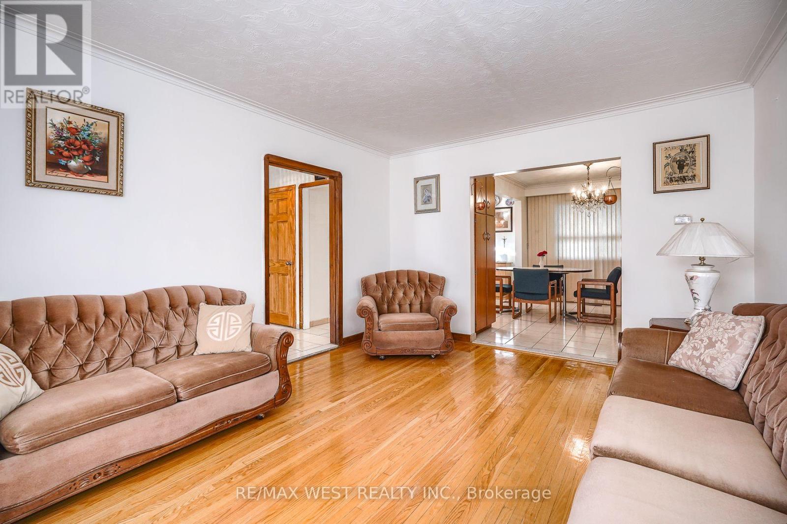 6 Dalrymple Drive, Toronto, Ontario  M6N 4S3 - Photo 9 - W12943944