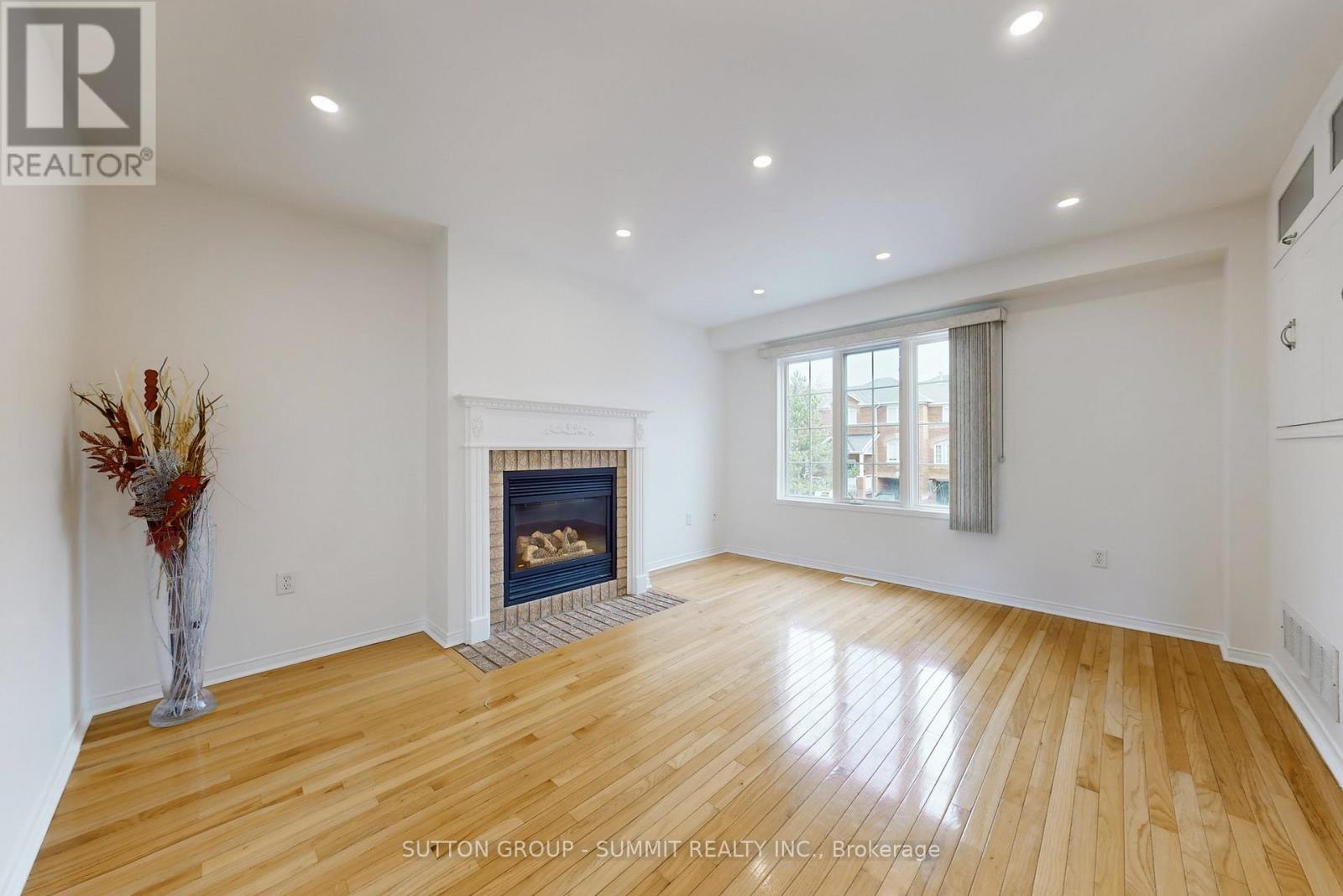 1591 Woodhenge Way, Mississauga, Ontario  L5N 7T1 - Photo 4 - W12944042