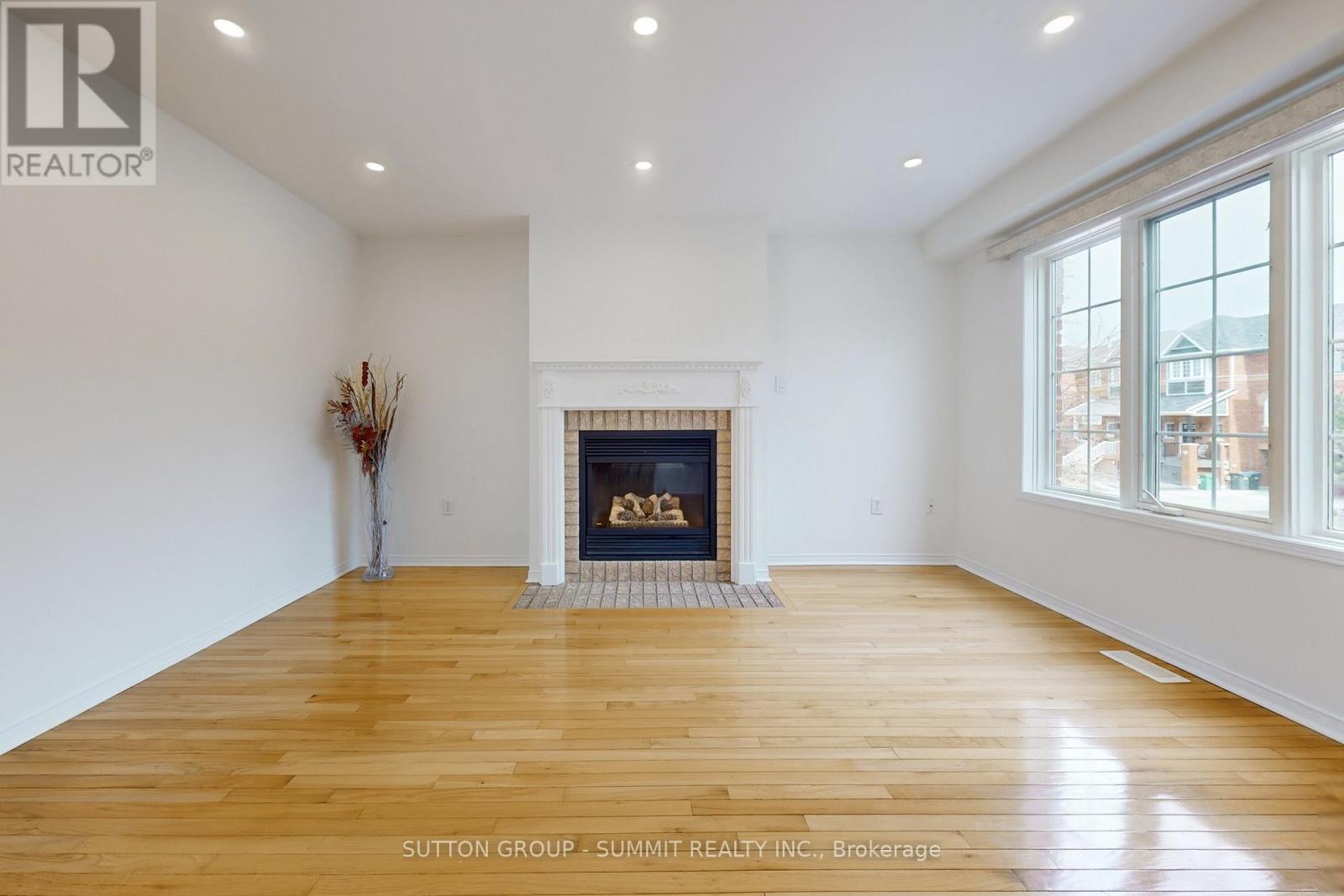 1591 Woodhenge Way, Mississauga, Ontario  L5N 7T1 - Photo 5 - W12944042