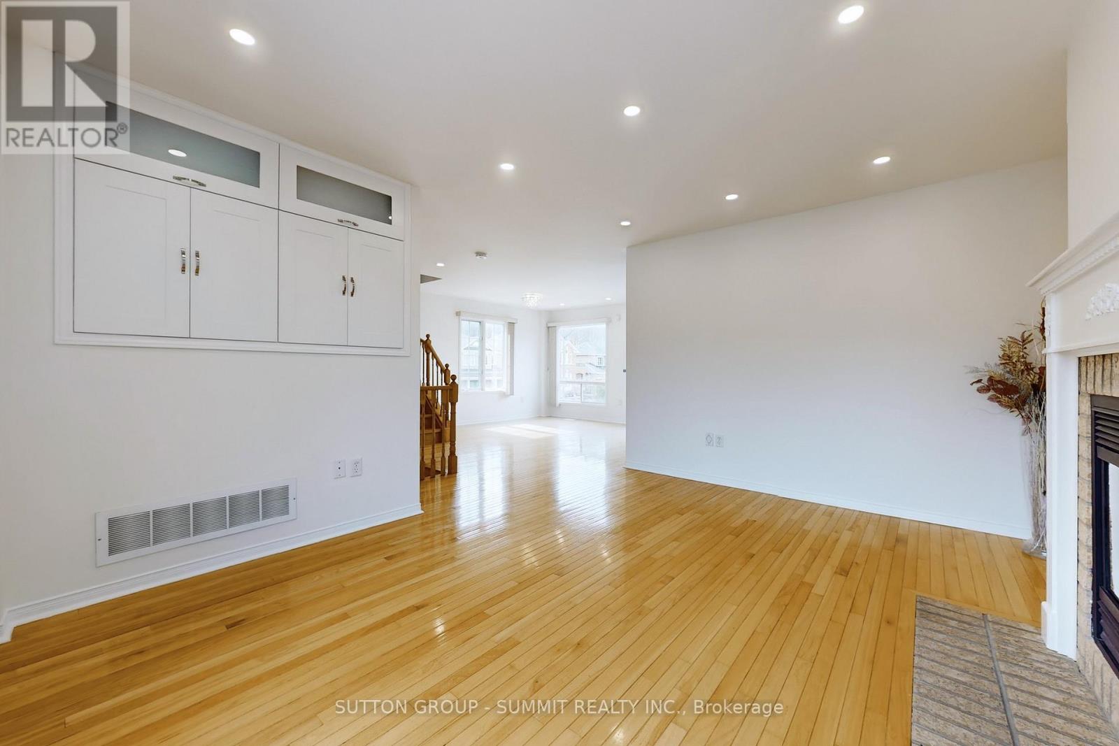 1591 Woodhenge Way, Mississauga, Ontario  L5N 7T1 - Photo 8 - W12944042