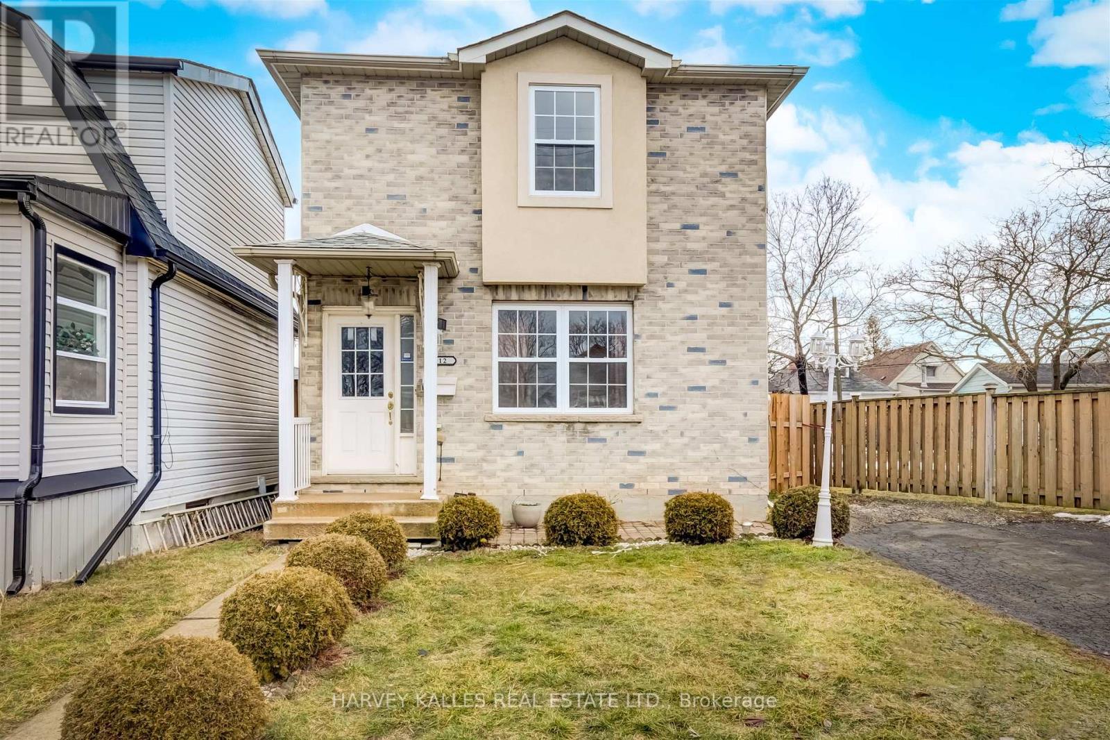 112 Wexford Avenue N, Hamilton, Ontario  L8H 4M4 - Photo 2 - X12943956
